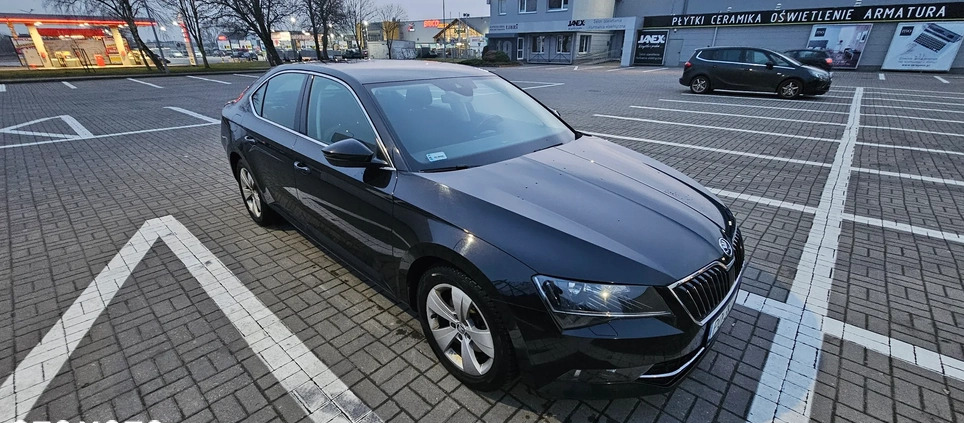 Skoda Superb cena 87900 przebieg: 197600, rok produkcji 2019 z Kołobrzeg małe 436